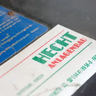 Etikett mit altem Logo von HECHT Anlagenbau